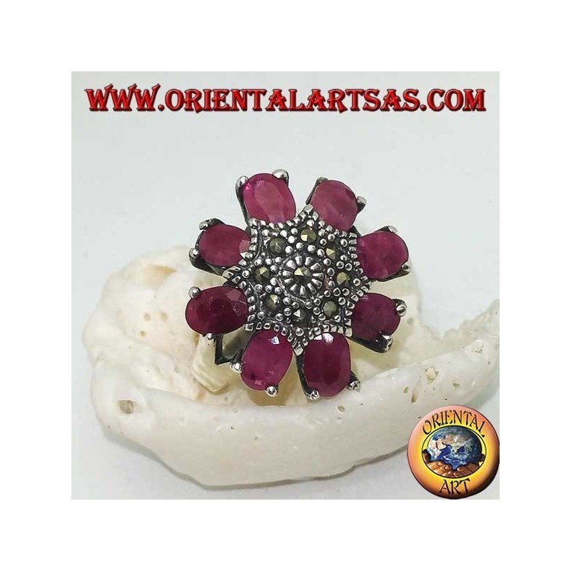 Anillo de flores octogonales de plata con pistilo tachonado de marcasita y pétalos ovalados de rubí.