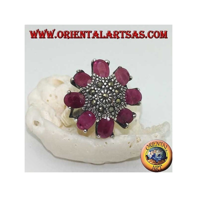 Anillo de flores octogonales de plata con pistilo tachonado de marcasita y pétalos ovalados de rubí.