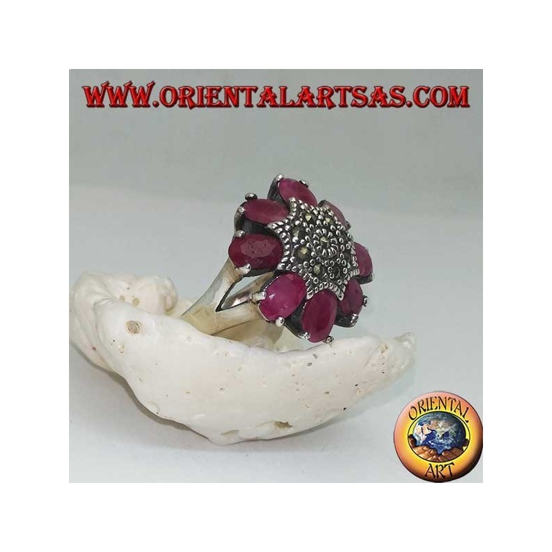 Anello in argento fiore ottagonale con pistillo tempestato di marcassiti e petali di rubini ovali incastonati