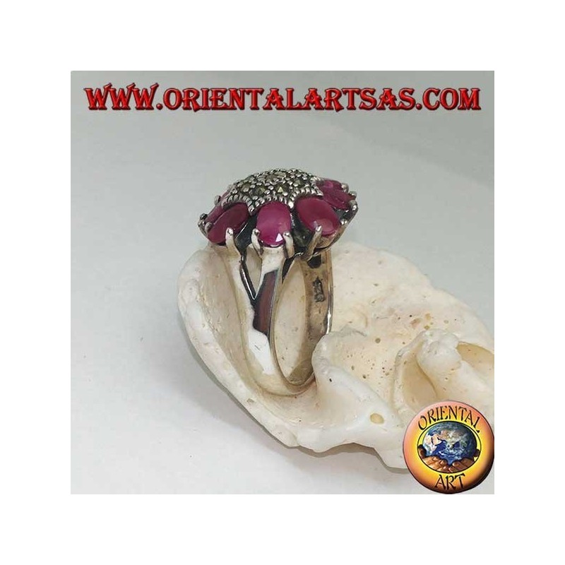 Anello in argento fiore ottagonale con pistillo tempestato di marcassiti e petali di rubini ovali incastonati