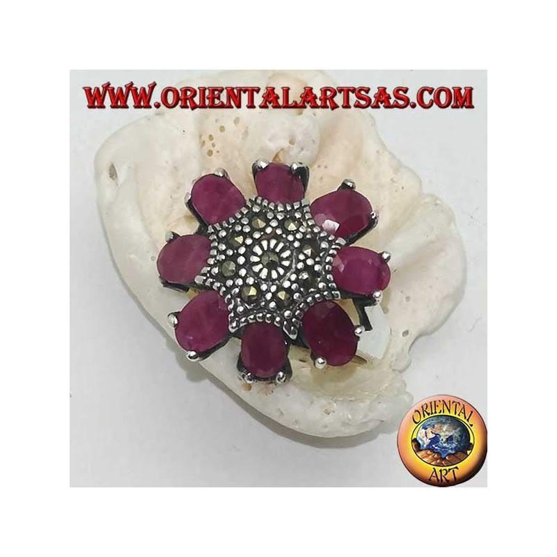 Bague fleur octogonale en argent avec pistil clouté de marcassite et pétales de rubis ovales