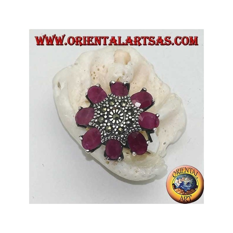 Anillo de flores octogonales de plata con pistilo tachonado de marcasita y pétalos ovalados de rubí.