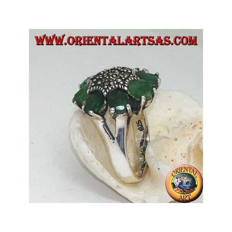 Anello in argento fiore ottagonale con pistillo tempestato di marcassiti e petali di smeraldi ovali incastonati