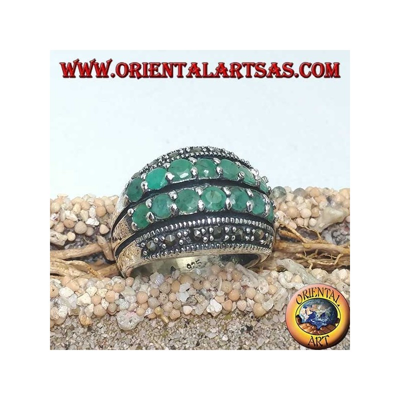 Bague en argent avec une bande arrondie avec deux rangées d'émeraudes placées entre deux rangées de marcassites