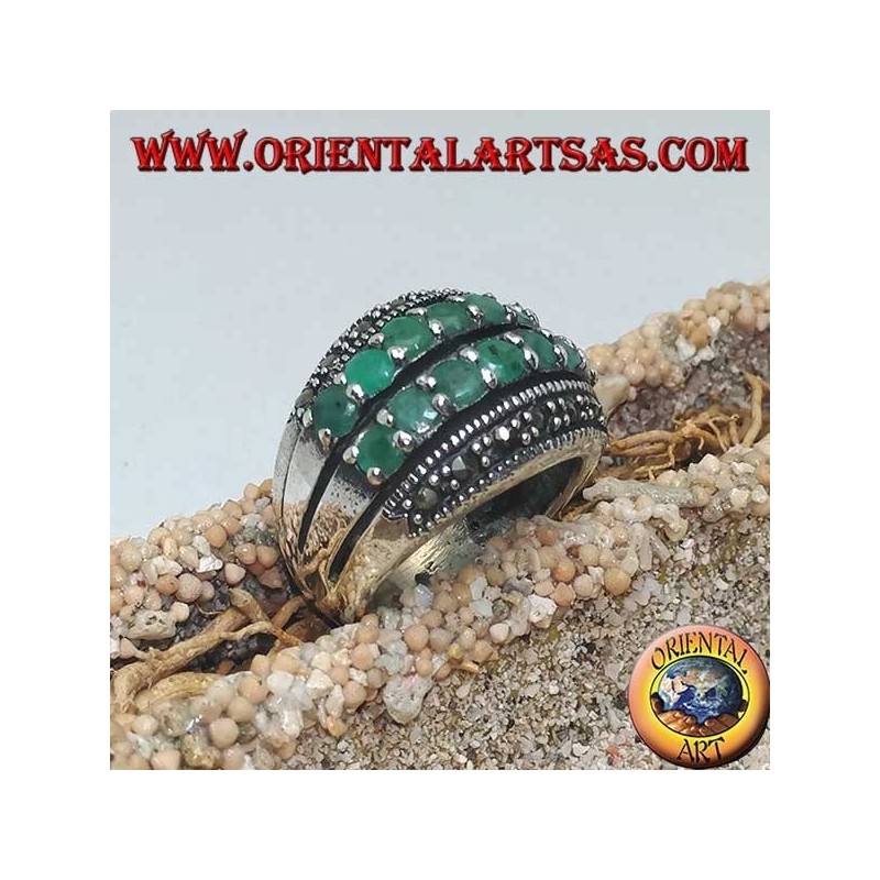 Bague en argent avec une bande arrondie avec deux rangées d'émeraudes placées entre deux rangées de marcassites