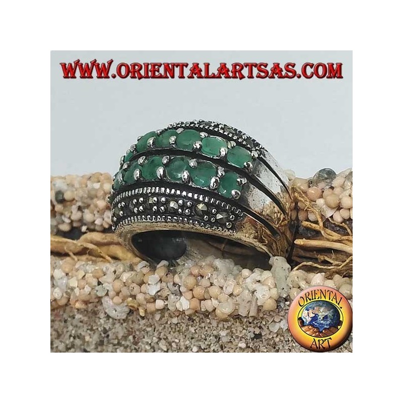 Bague en argent avec une bande arrondie avec deux rangées d'émeraudes placées entre deux rangées de marcassites