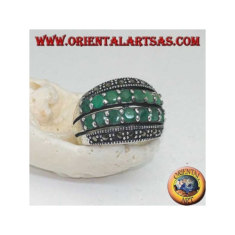 Anillo de plata con una banda redondeada con dos hileras de esmeraldas colocadas entre dos hileras de marcasitas