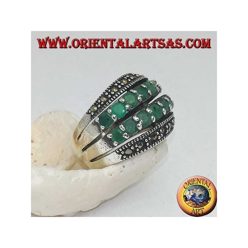 Anillo de plata con una banda redondeada con dos hileras de esmeraldas colocadas entre dos hileras de marcasitas