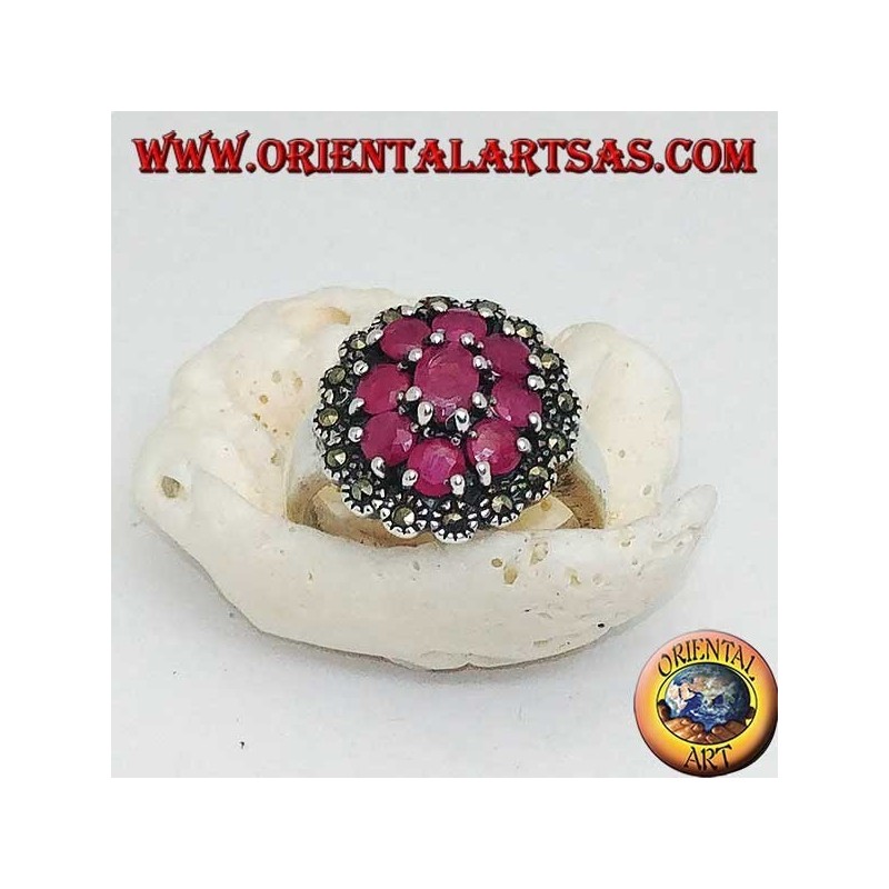 Anillo de plata con rubí natural ovalado rodeado de 8 rubíes engastados y marcasitas.