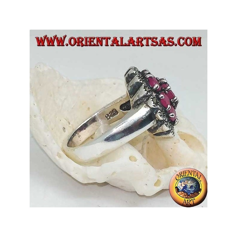 Anello in argento con rubino naturale ovale contornato da 8 rubini incastonati e marcassiti