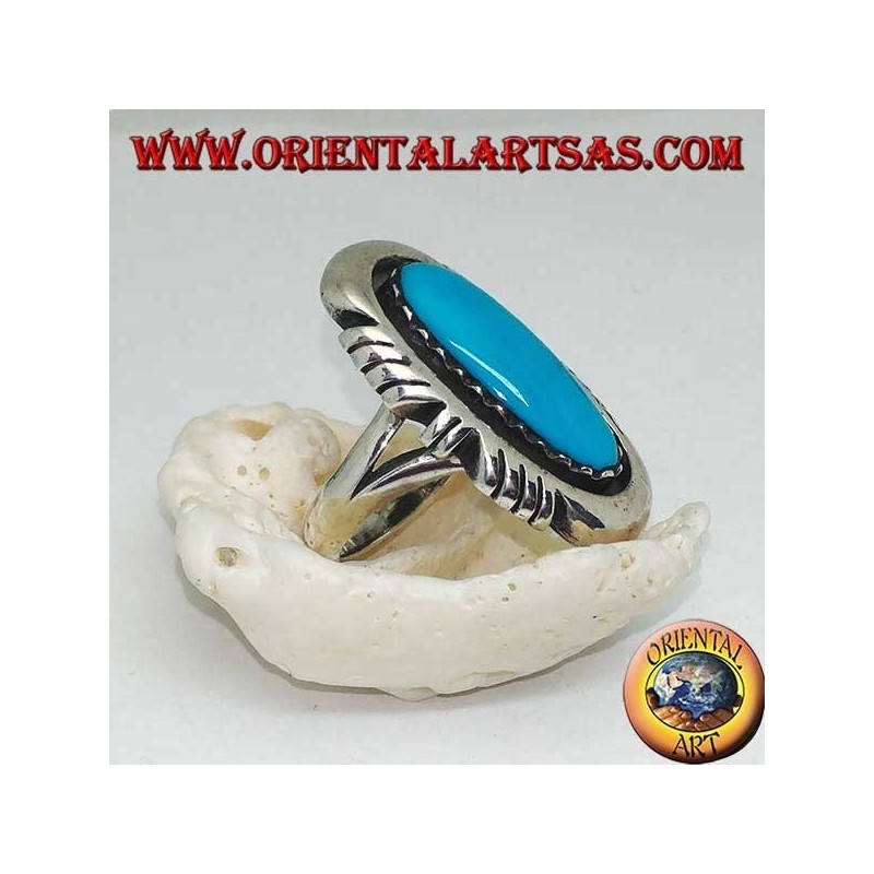 Bague en argent avec turquoise ovale allongée sur un cadre lisse ligné sur les côtés