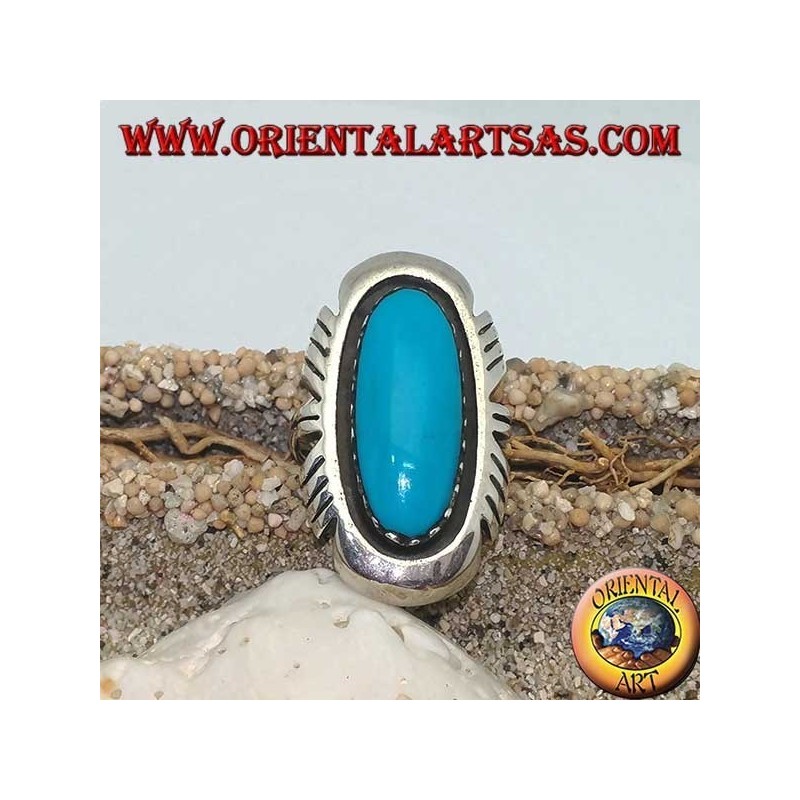 Anello in argento con turchese ovale allungato su montatura liscia righettata sui lati