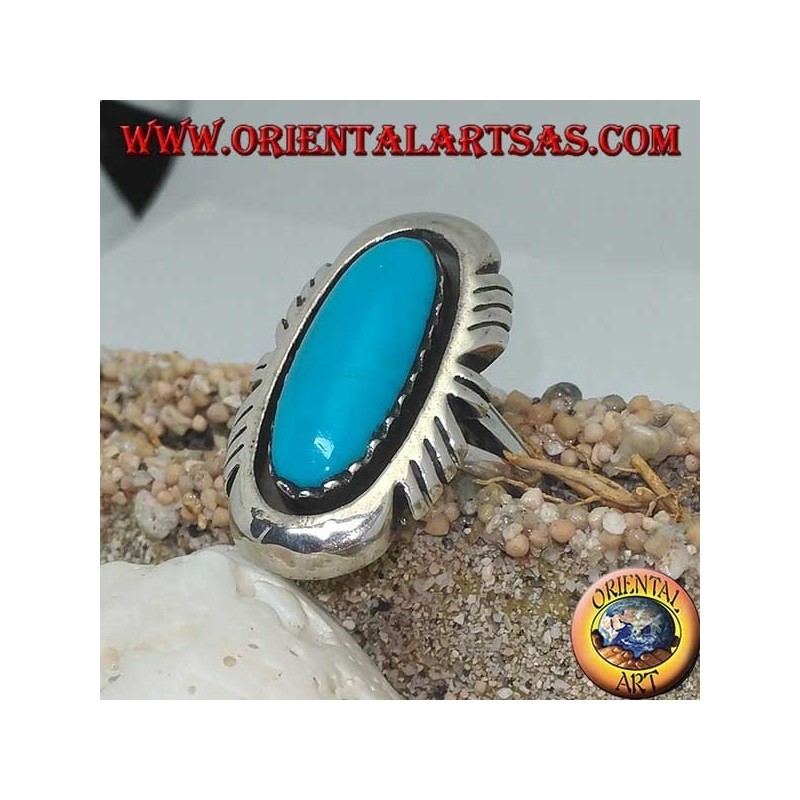 Anello in argento con turchese ovale allungato su montatura liscia righettata sui lati