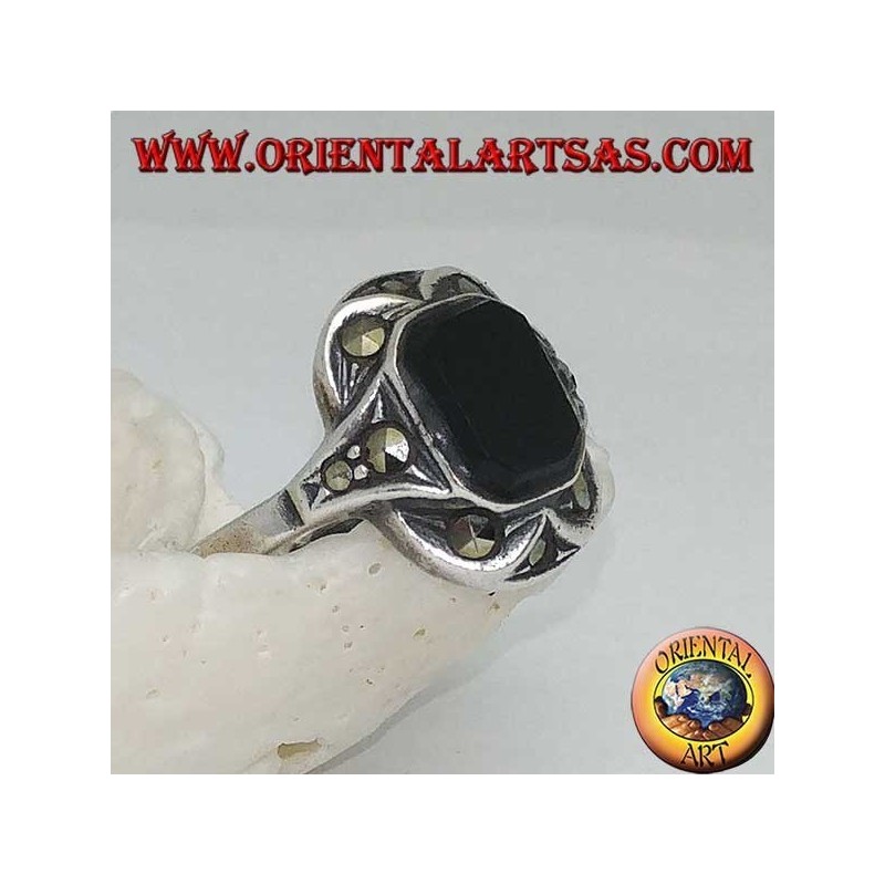 Bague en argent avec onyx rectangulaire avec marcassites aux coins et sur les côtés