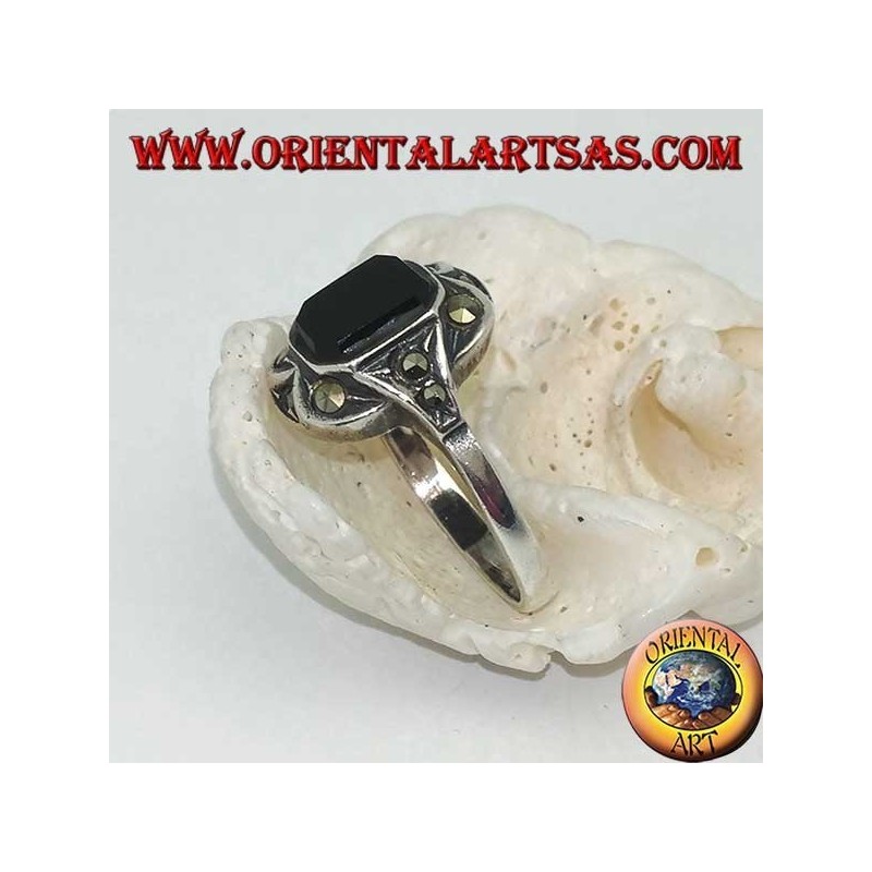Bague en argent avec onyx rectangulaire avec marcassites aux coins et sur les côtés