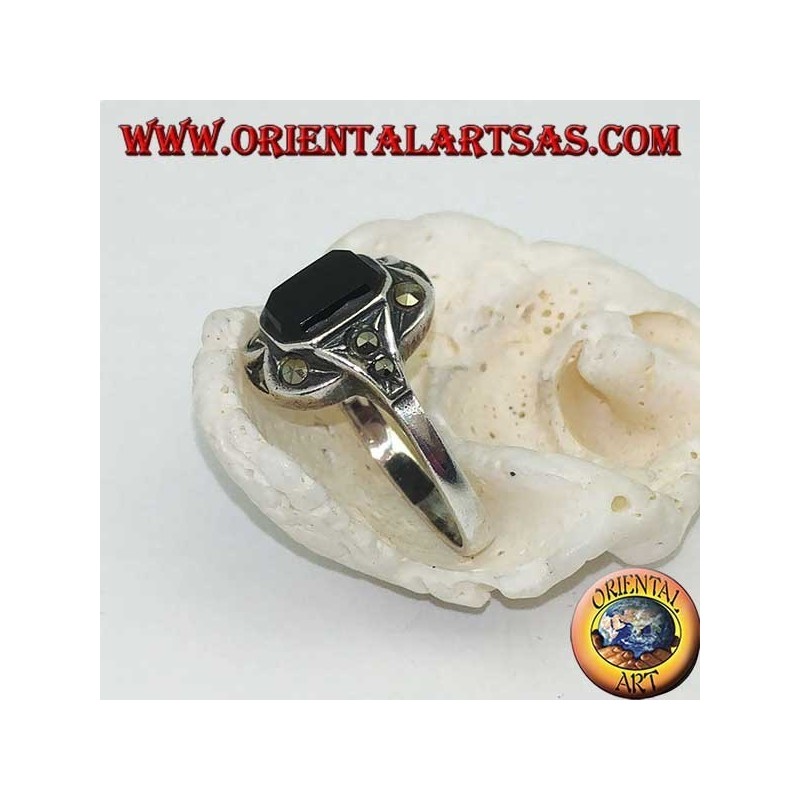 Anillo de plata con ónix rectangular con marcasitas en las esquinas y los lados.