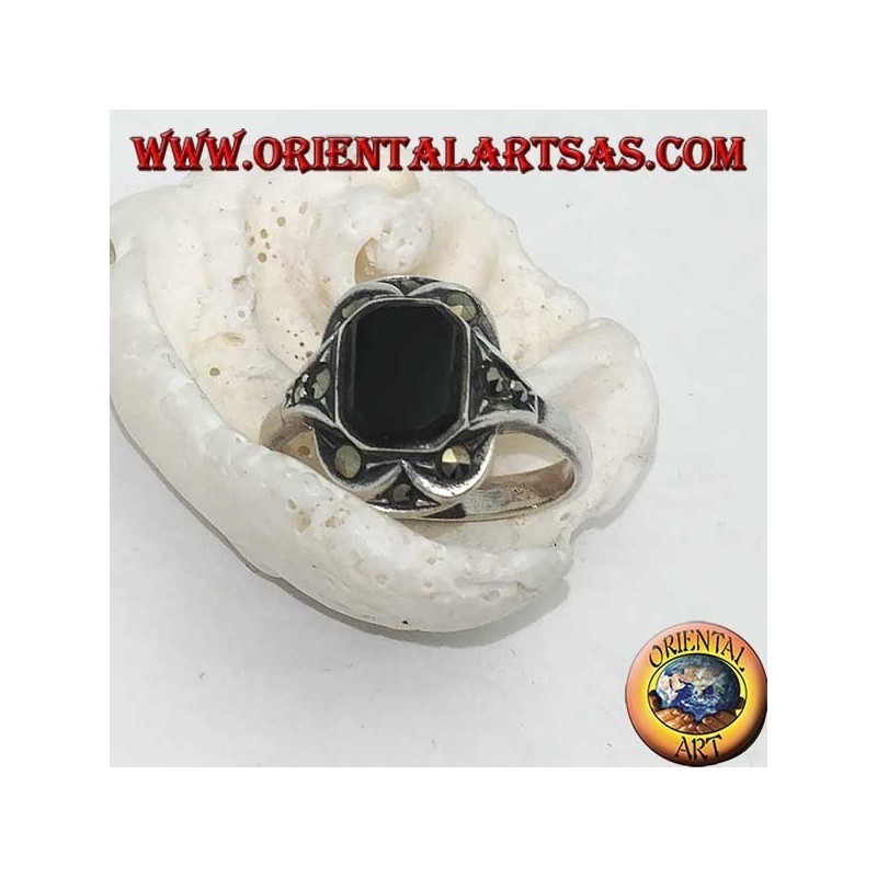 Anillo de plata con ónix rectangular con marcasitas en las esquinas y los lados.