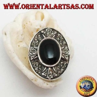 Bouclier bague en argent avec croix cloutée de marcassite des Templiers et avec onyx ovale central
