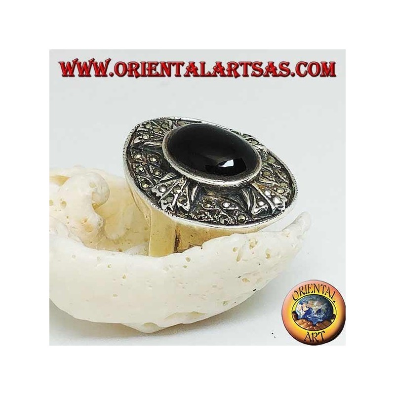 Anello in argento a scudo con croce dei templari tempestato di marcassite e con onice ovale centrale