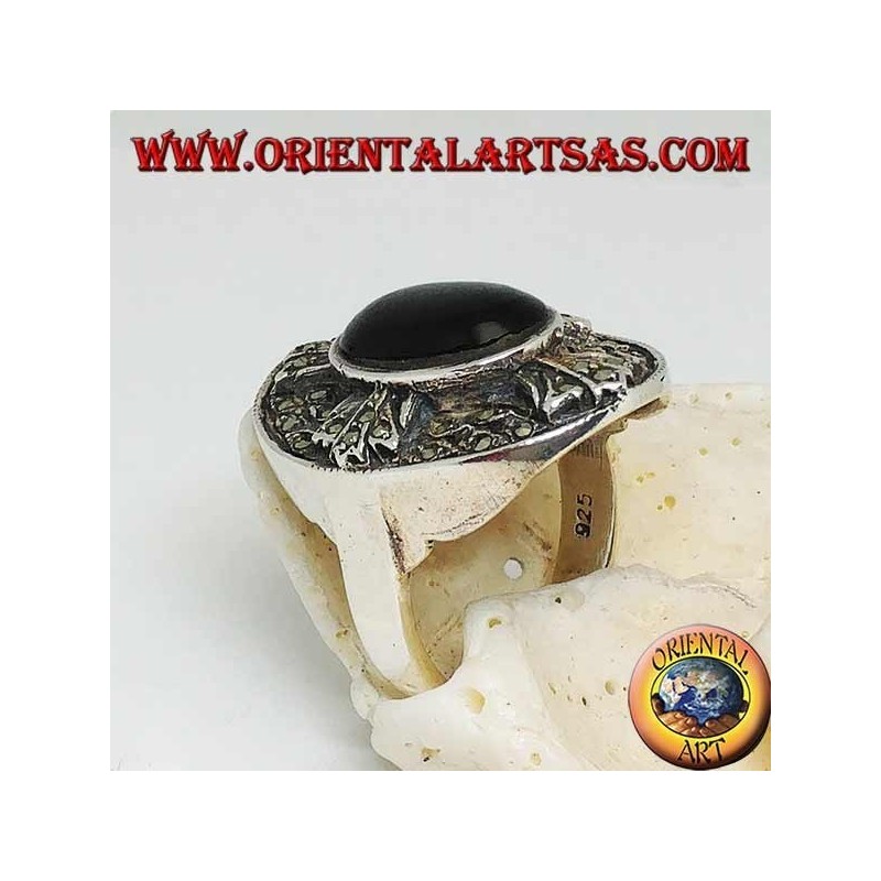 Anello in argento a scudo con croce dei templari tempestato di marcassite e con onice ovale centrale