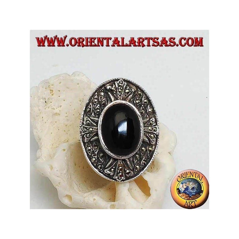 Anello in argento a scudo con croce dei templari tempestato di marcassite e con onice ovale centrale