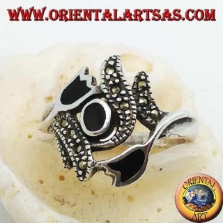 Bague en argent avec onyx ovale entre deux tulipes en onyx et tiges avec marcassites