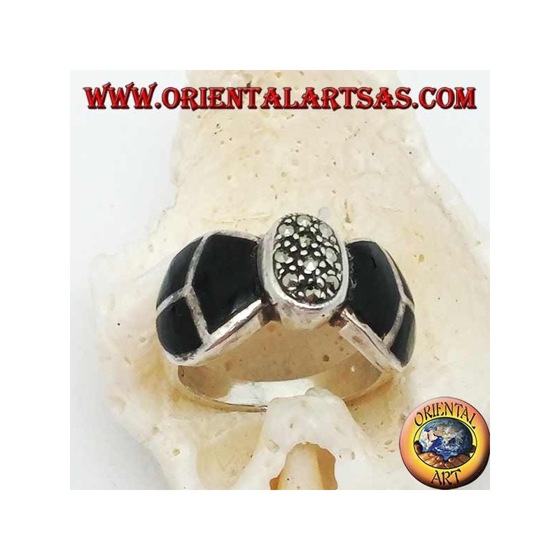 Anillo de plata con forma de pajarita con ónice y marcasitas