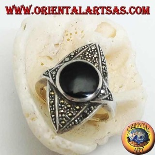 Bague losange en argent dans l'ellipse parsemée de marcassites avec onyx rond central