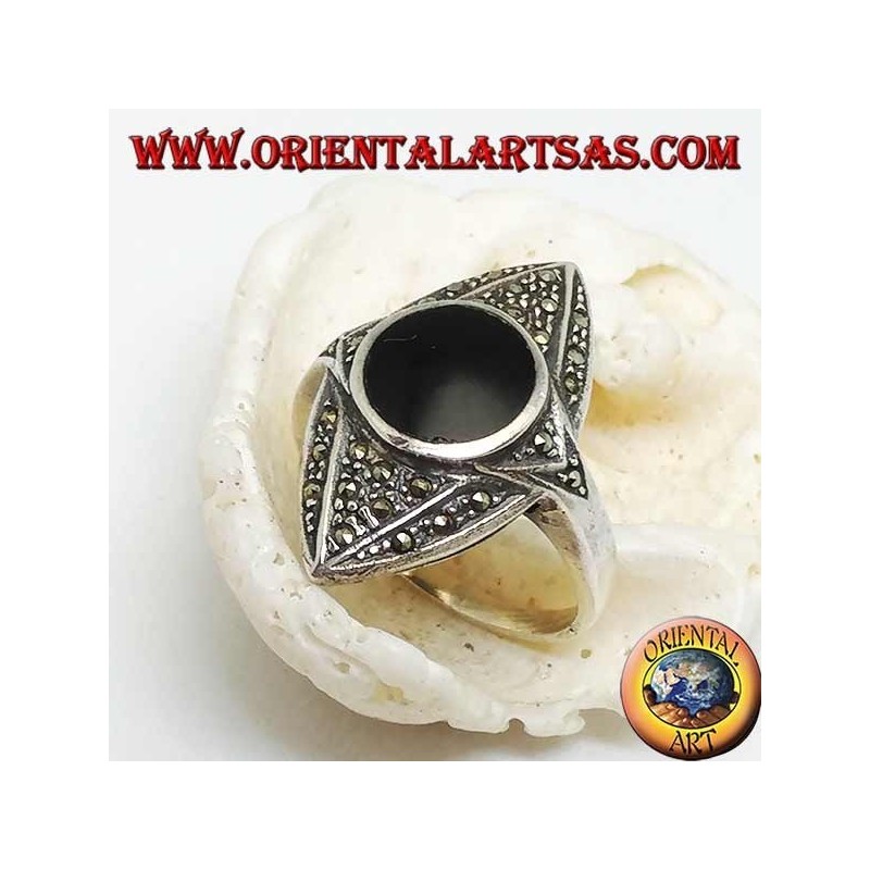 Bague losange en argent dans l'ellipse parsemée de marcassites avec onyx rond central