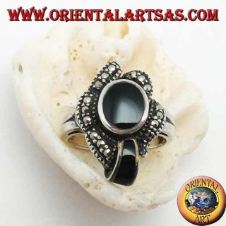 Bague en argent avec onyx ovale entouré de marcassites et une bande d'onyx