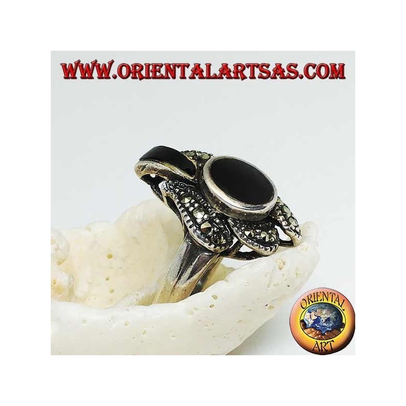 Anello in argento con onice ovale contornata da marcassiti e una fascetta di onice