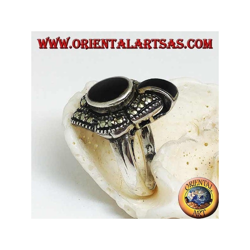 Bague en argent avec onyx ovale entouré de marcassites et une bande d'onyx