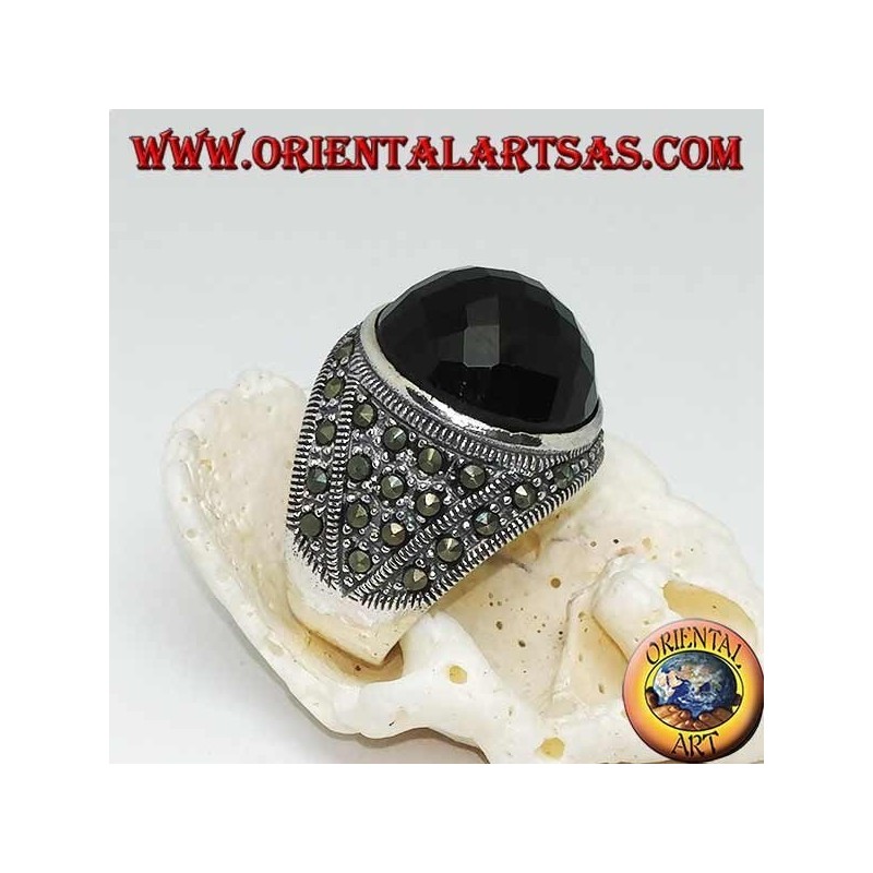 Anello in argento con onice sfaccettata tonda a cabochon contornato da marcassiti fin sui lati