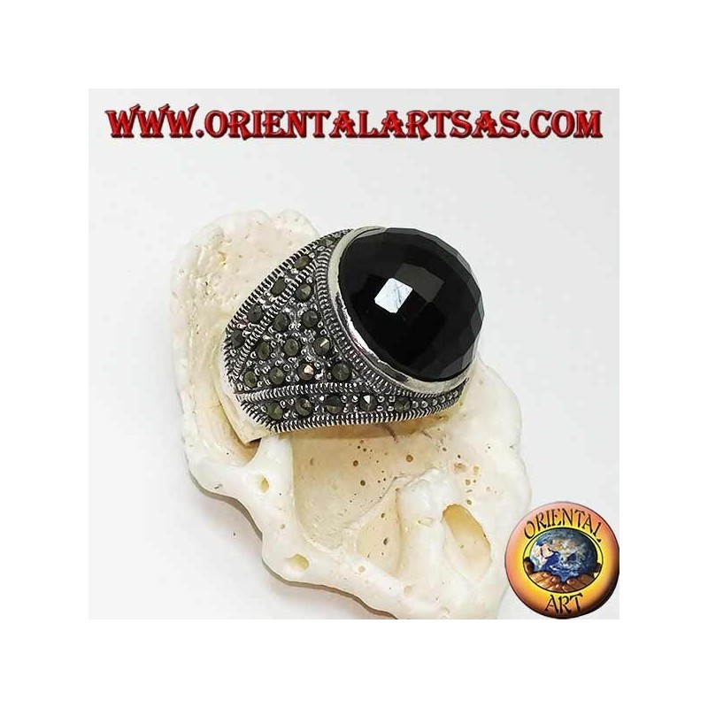 Anello in argento con onice sfaccettata tonda a cabochon contornato da marcassiti fin sui lati