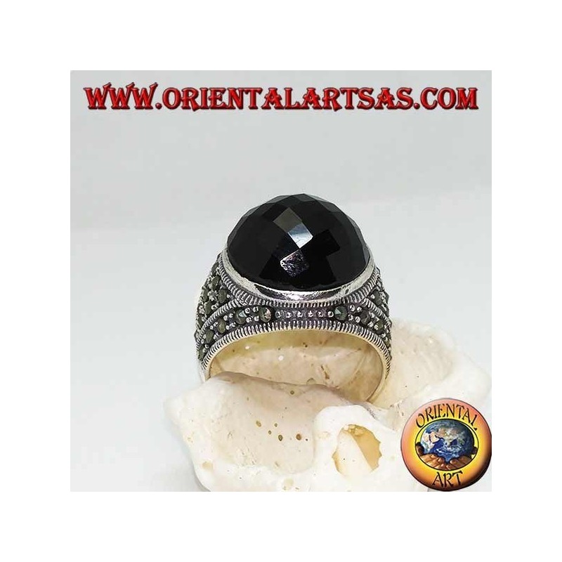 Bague en argent avec onyx cabochon rond facetté entouré de marcassites sur les côtés