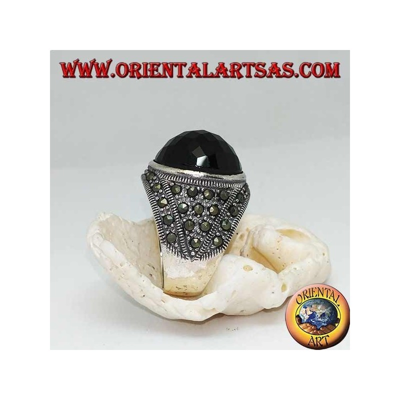 Silberring mit rundem facettiertem Cabochon-Onyx, an den Seiten von Markasiten umgeben
