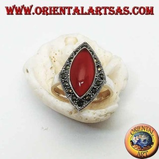 Bague en argent rhomboïdal avec cornaline navette entourée d'une rangée de marcassite