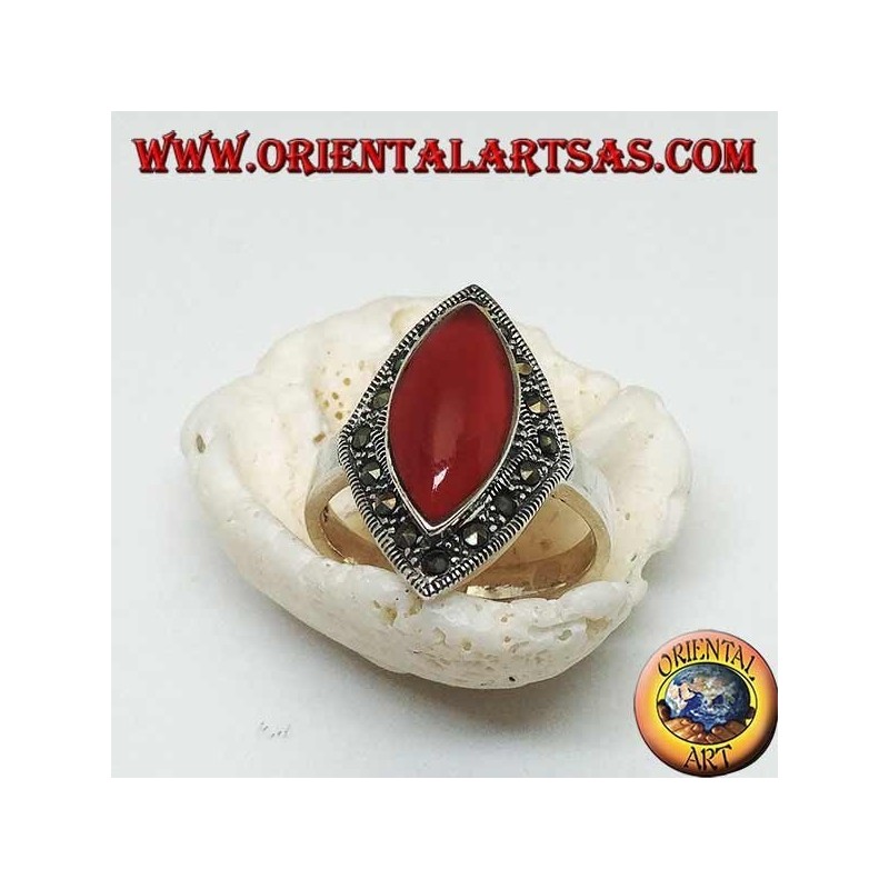 Anillo de plata romboidal con cornalina lanzadera rodeada por una hilera de marcasita