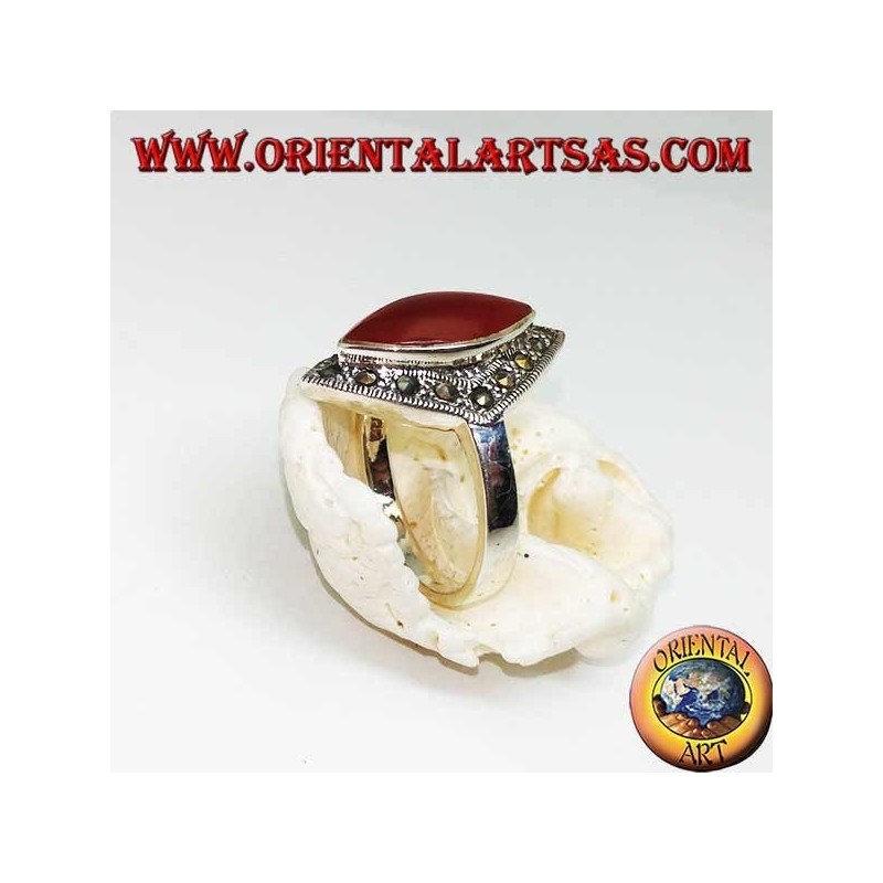 Bague en argent rhomboïdal avec cornaline navette entourée d'une rangée de marcassite