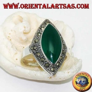 Anello in argento romboidale con agata verde a navetta contornate da una fila di marcassite