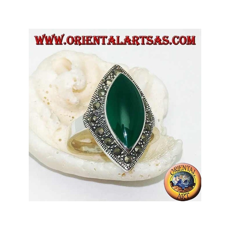 Bague en argent rhomboïdal avec agate navette verte entourée d'une rangée de marcassite
