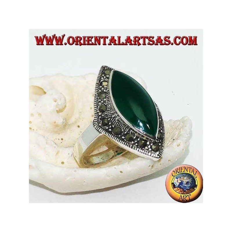 Anello in argento romboidale con agata verde a navetta contornate da una fila di marcassite
