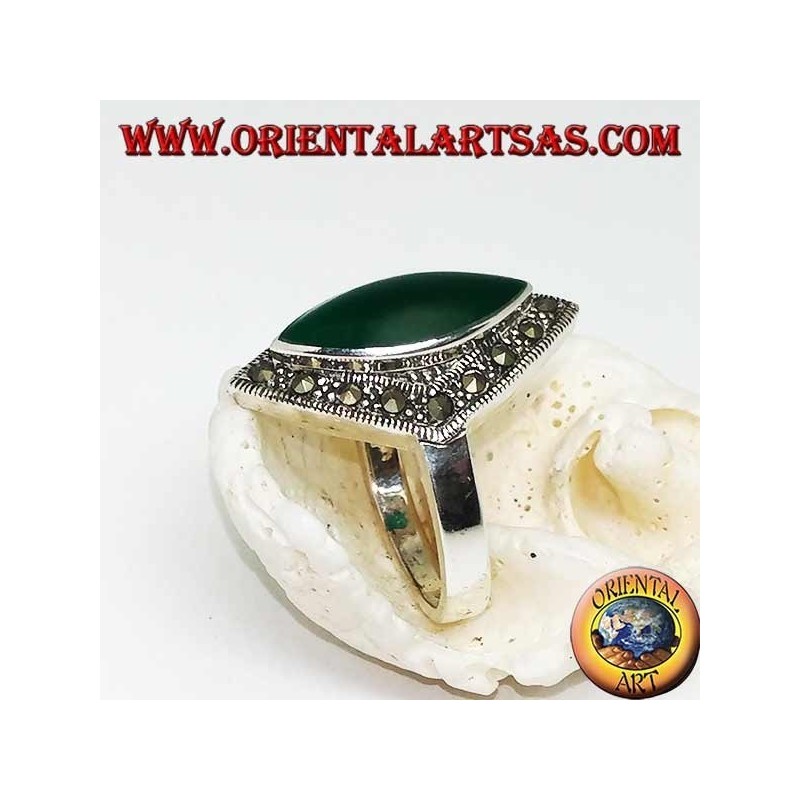 Anillo de plata romboidal con ágata lanzadera verde rodeada por una hilera de marcasita