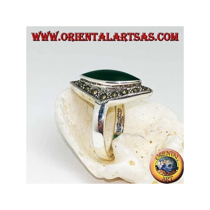 Anello in argento romboidale con agata verde a navetta contornate da una fila di marcassite