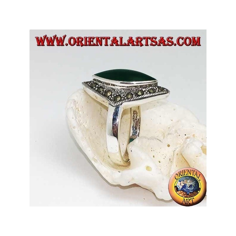 Bague en argent rhomboïdal avec agate navette verte entourée d'une rangée de marcassite