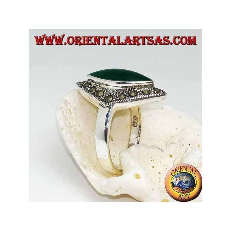 Anillo de plata romboidal con ágata lanzadera verde rodeada por una hilera de marcasita