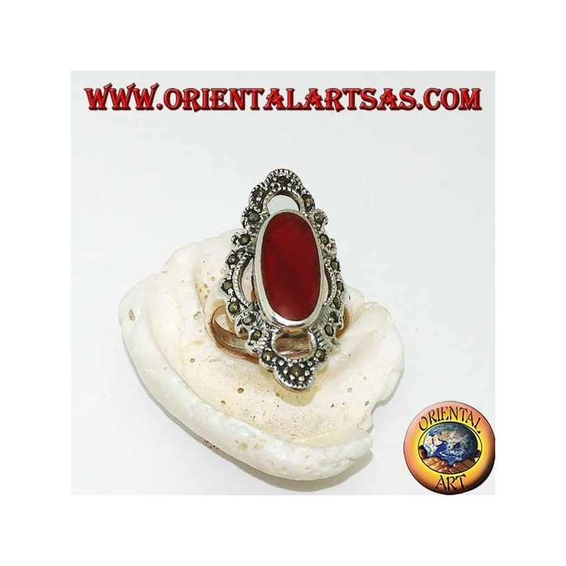 Bague en argent avec cornaline ovale allongée entourée d'une ligne ondulée de marcassite