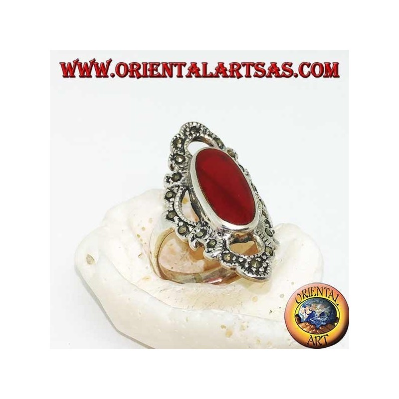 Anello in argento con corniola ovale allungata contornata da una linea ondulata di marcassite