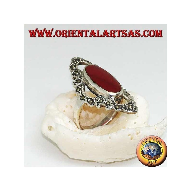 Anillo de plata con cornalina ovalada alargada rodeada por una línea ondulada de marcasita