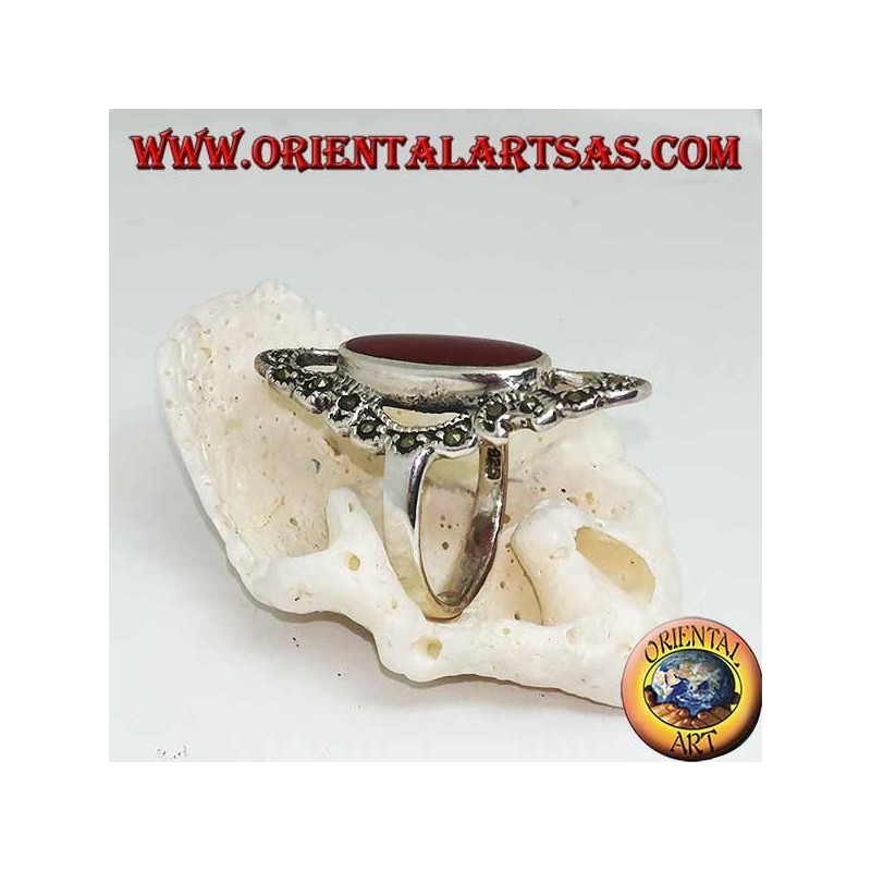 Bague en argent avec cornaline ovale allongée entourée d'une ligne ondulée de marcassite